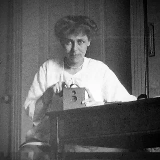 Frau mit antiker Kamera
